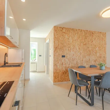 Lukc With Free Parking Кобарид